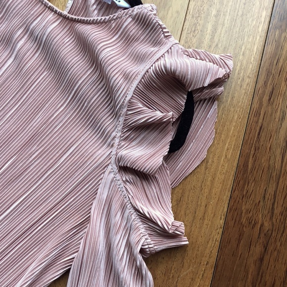 Ruffled cold shoulder top - Picture 7 of 8